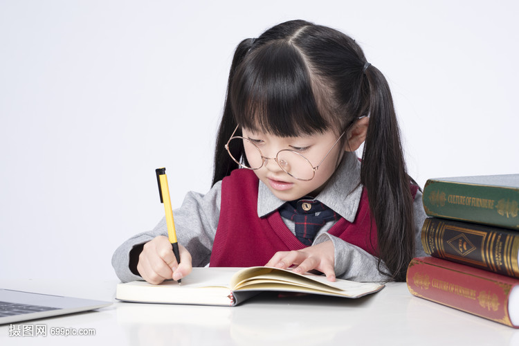 認(rèn)真寫作業(yè)的小女孩