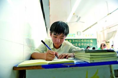 重慶中考結(jié)束 祝福王俊凱點擊達(dá)1.7億(圖)